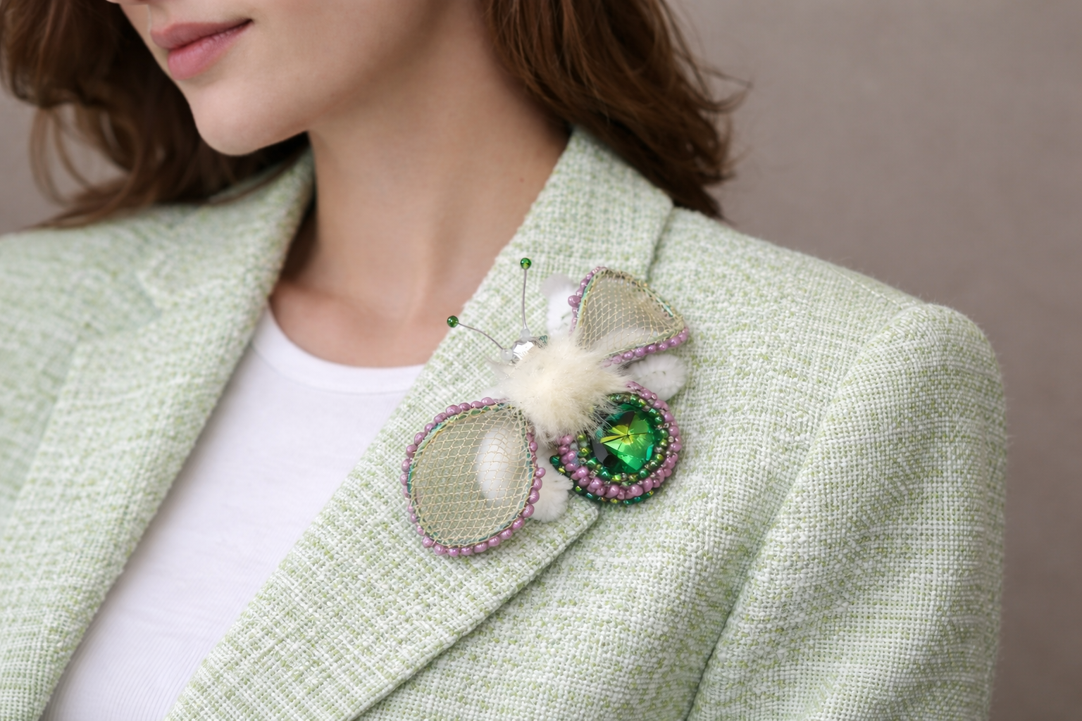 Почему броши ручной работы ценятся выше массовых украшений