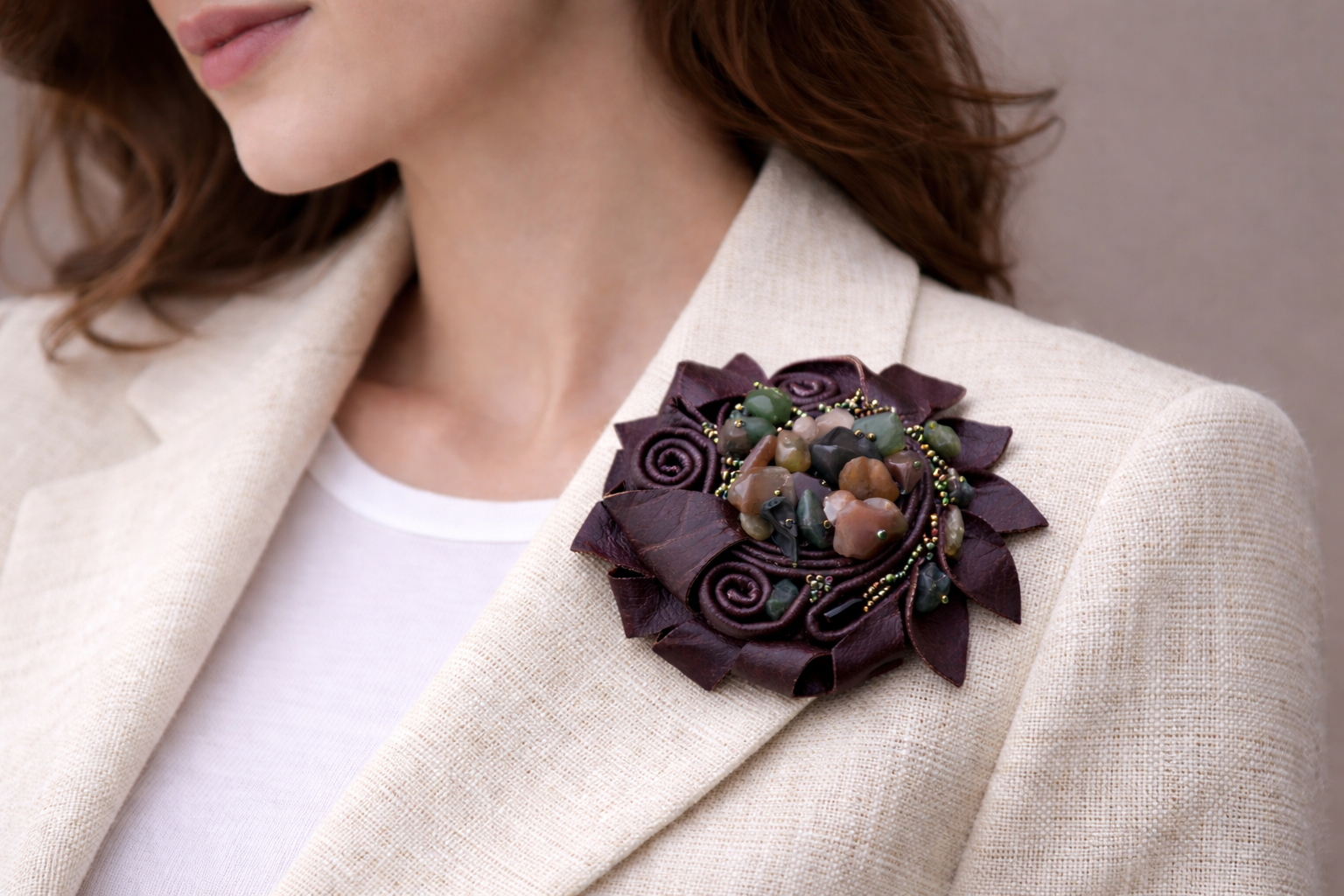 Как одна красивая брошь может полностью изменить стиль одежды